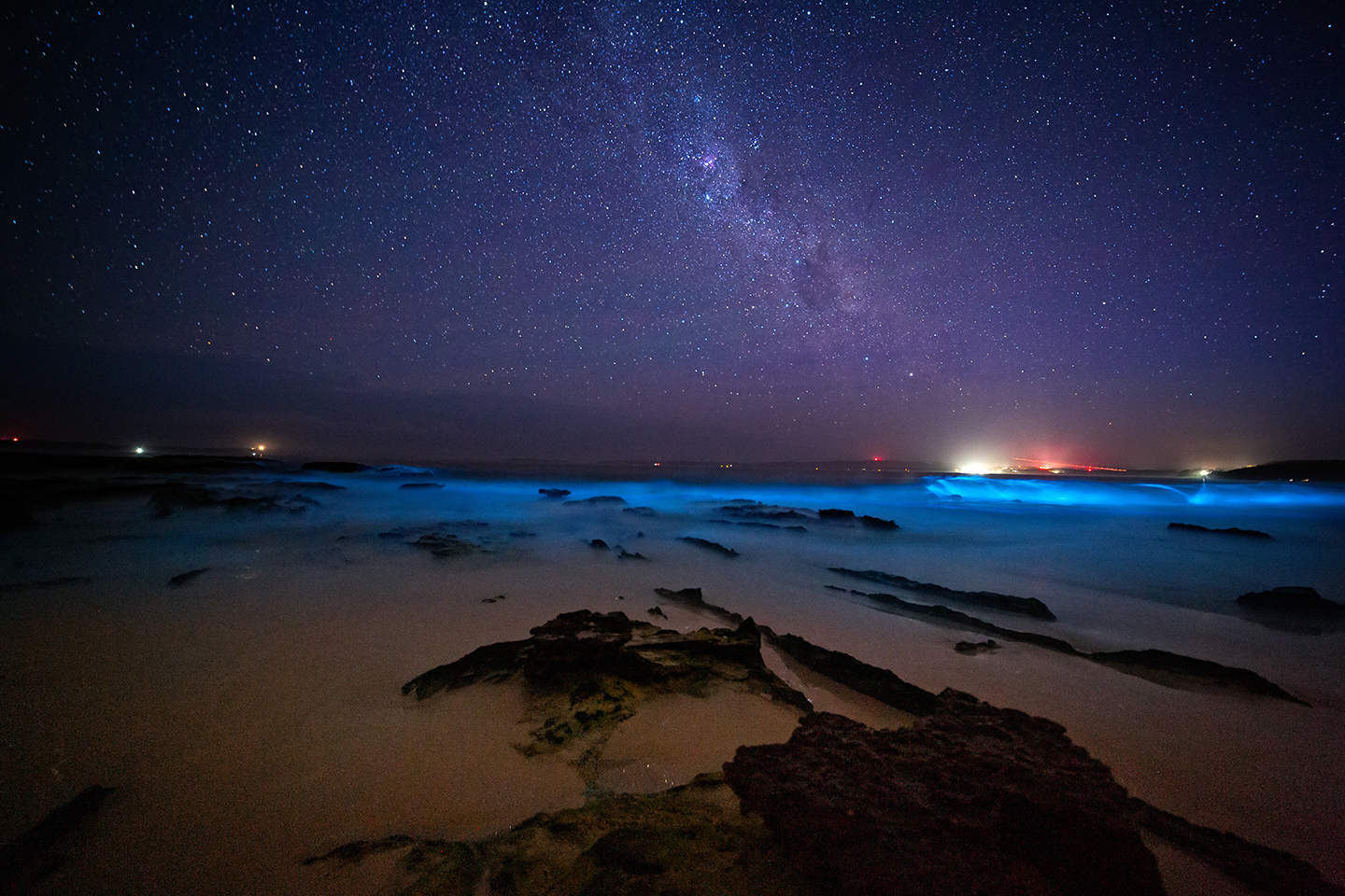 Bioluminescent waves fueled by plankton super swimmers